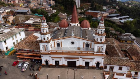 Foto de Concordia, Antioquia - Colombia. 26 de diciembre de 2023. Iglesia de Nuestra Señora de Mercedes, Es un templo de culto católico. - Imagen libre de derechos