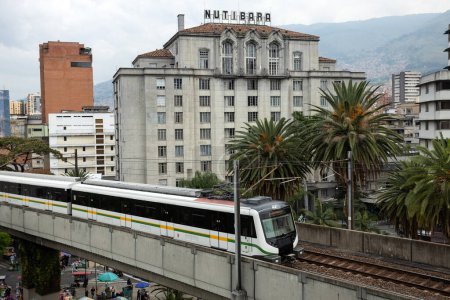 Foto de Medellín, Antioquia. Colombia - 6 de diciembre de 2023. Metro de Medellín es el nombre dado al sistema de transporte masivo de tipo metro que conecta directamente. - Imagen libre de derechos