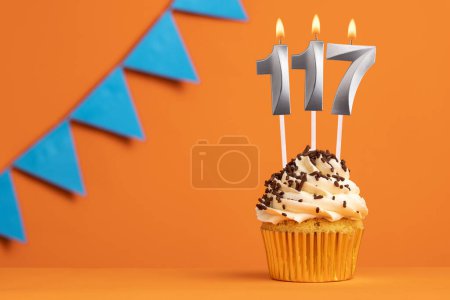 Foto de Vela número 117 - Cumpleaños de magdalena en fondo naranja - Imagen libre de derechos