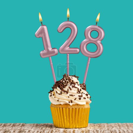 Téléchargez les photos : Carte d'anniversaire avec numéro 128 bougie sur fond d'aigue-marine - en image libre de droit