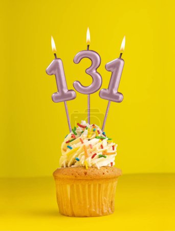 Téléchargez les photos : Bougie d'anniversaire numéro 131 - Carte d'invitation avec fond jaune - en image libre de droit