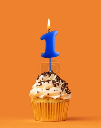 Téléchargez les photos : Bougie bleue numéro 1 - cupcake d'anniversaire sur fond orange - en image libre de droit