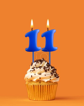 Foto de Vela azul número 11 - Pastel de cumpleaños sobre fondo naranja - Imagen libre de derechos