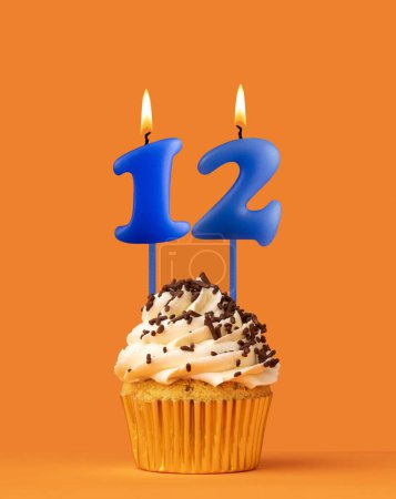 Foto de Vela de cumpleaños azul y magdalena - Número 12 - Imagen libre de derechos