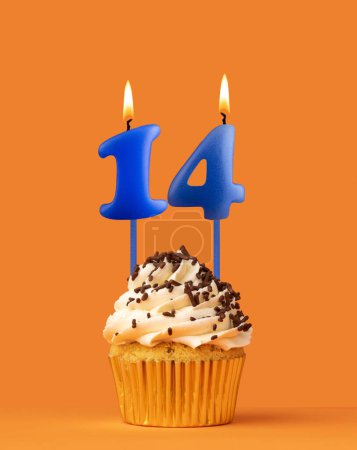 Foto de Vela de cumpleaños azul y magdalena - Número 14 - Imagen libre de derechos