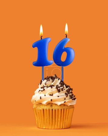 Foto de Vela de cumpleaños azul y magdalena - Número 16 - Imagen libre de derechos
