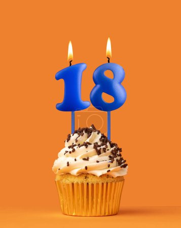 Foto de Vela de cumpleaños azul y magdalena - Número 18 - Imagen libre de derechos