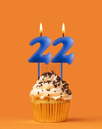 Foto de Vela de cumpleaños azul y magdalena - Número 22 - Imagen libre de derechos