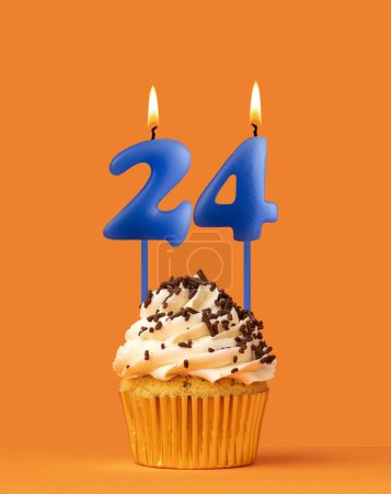 Foto de Vela de cumpleaños azul y magdalena - Número 24 - Imagen libre de derechos