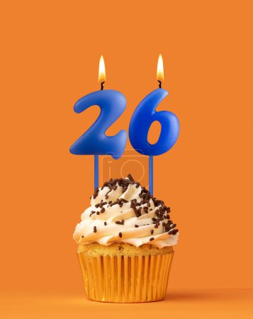 Foto de Vela de cumpleaños azul y magdalena - Número 26 - Imagen libre de derechos