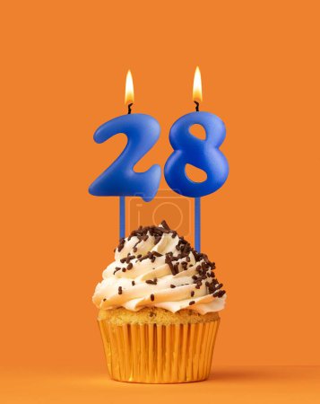 Foto de Vela de cumpleaños azul y magdalena - Número 28 - Imagen libre de derechos