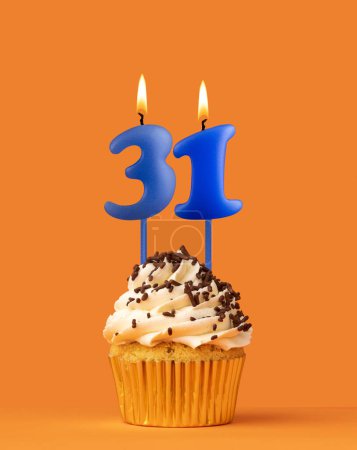 Foto de Vela azul número 31 - Pastel de cumpleaños sobre fondo naranja - Imagen libre de derechos