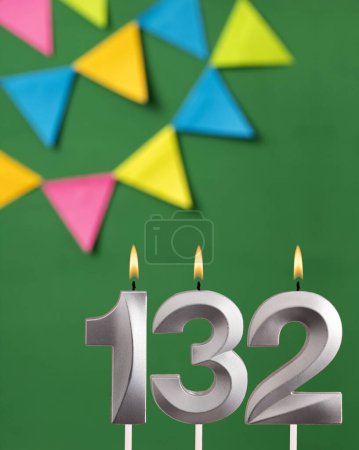 Foto de Número de vela 132 cumpleaños - Tarjeta de aniversario verde con banderines - Imagen libre de derechos