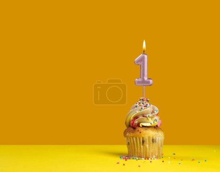 Téléchargez les photos : Célébration d'anniversaire avec cupcake - Bougie numéro 1 - en image libre de droit