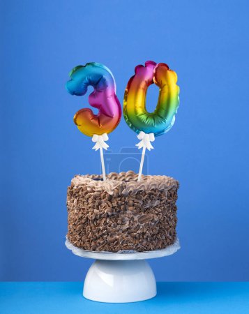 Foto de Tarta de cumpleaños con globo número 30 - Tarjeta de invitación sobre fondo azul - Imagen libre de derechos