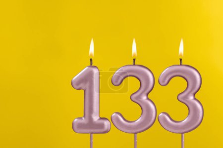 Foto de Vela de cumpleaños número 133 - Celebración de cumpleaños sobre fondo amarillo - Imagen libre de derechos