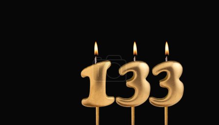 Foto de Vela dorada 133 con llama - Tarjeta de cumpleaños sobre fondo de lujo oscuro - Imagen libre de derechos