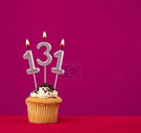 Téléchargez les photos : Cupcake d'anniversaire avec bougie numéro 131 - Rhodamine Rouge fond mousseux - en image libre de droit