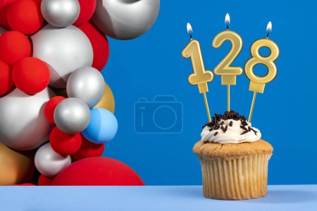Téléchargez les photos : Carte d'anniversaire avec ballons - Numéro de bougie 128 - en image libre de droit