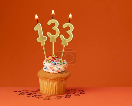 Foto de Vela de cumpleaños número 133 - Tarjeta de invitación con fondo naranja - Imagen libre de derechos