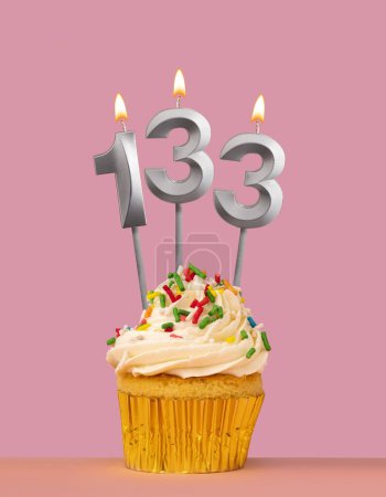 Foto de Tarjeta de cumpleaños con cupcake y número de vela 133 - Imagen libre de derechos
