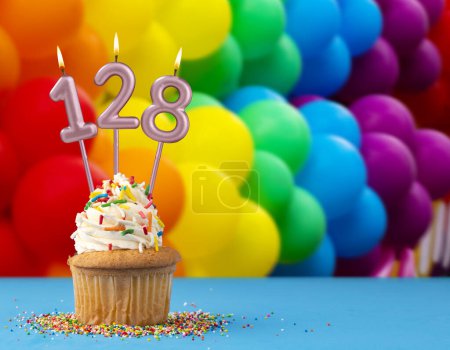 Téléchargez les photos : Bougie d'anniversaire numéro 128 - Carte d'invitation avec ballons aux couleurs de la marche de la fierté gay - en image libre de droit