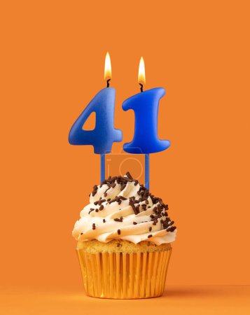 Foto de Vela azul número 41 - Pastel de cumpleaños sobre fondo naranja - Imagen libre de derechos