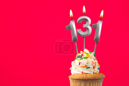 Téléchargez les photos : Carte d'anniversaire horizontale avec cupcake - Bougie brûlante numéro 131 - en image libre de droit