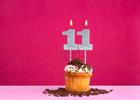cupcake d'anniversaire avec bougie numéro 11 - Carte d'anniversaire sur fond rose