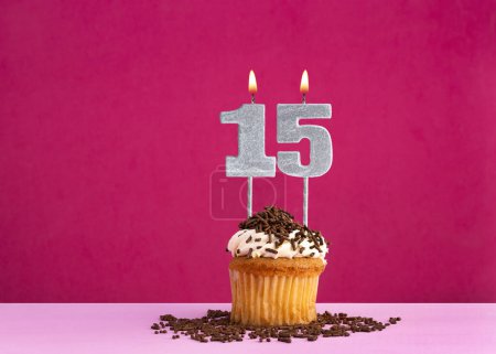 cupcake d'anniversaire avec bougie numéro 15 - Carte d'anniversaire sur fond rose