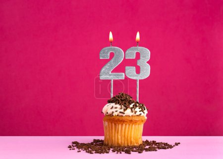cupcake d'anniversaire avec bougie numéro 23 - Carte d'anniversaire sur fond rose