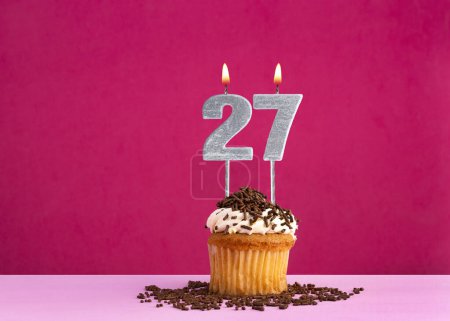 cupcake d'anniversaire avec bougie numéro 27 - Carte d'anniversaire sur fond rose