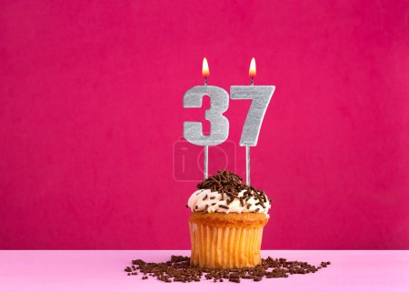 cupcake d'anniversaire avec bougie numéro 37 - Carte d'anniversaire sur fond rose