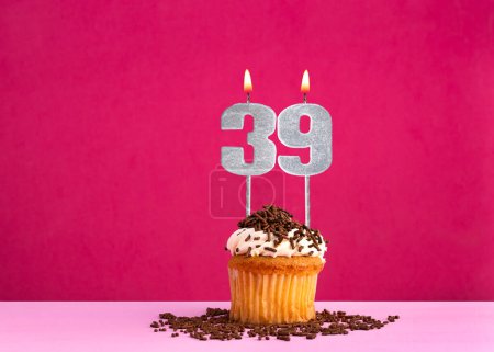 cupcake d'anniversaire avec bougie numéro 39 - Carte d'anniversaire sur fond rose