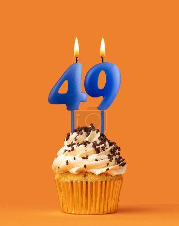 Bougie bleue numéro 49 - cupcake d'anniversaire sur fond orange