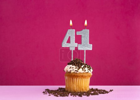 cupcake d'anniversaire avec bougie numéro 41 - Carte d'anniversaire sur fond rose