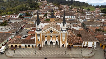 Foto de Abejorral, Antioquia - Colombia. 7 de febrero de 2024. Parroquia Nuestra Señora del Carmen, La construcción de la iglesia de Abejorral comenzó en 1825 - Imagen libre de derechos