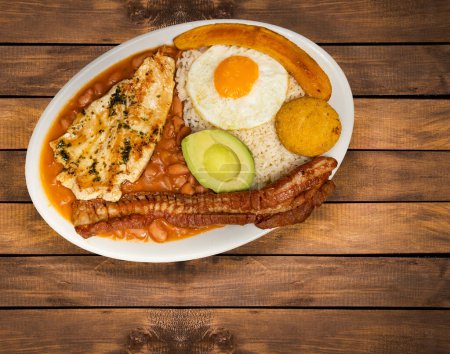 Foto de La bandeja Paisa es el plato estrella de la gastronomía Antioquia y uno de los platos más representativos de Colombia. - Imagen libre de derechos
