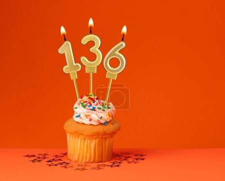 Nummer 136 Kerze - Geburtstagskartenmotiv auf orangefarbenem Hintergrund