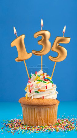 Kerze nummer 135 - Cupcake geburtstag auf blauem hintergrund