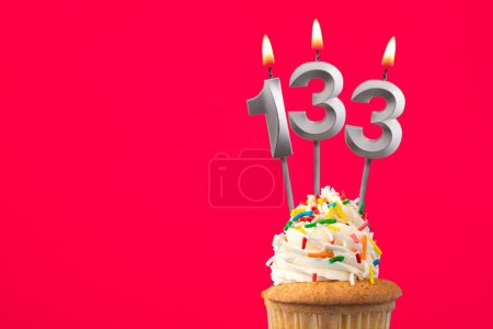 Foto de Tarjeta de cumpleaños horizontal con cupcake - Vela ardiente número 133 - Imagen libre de derechos