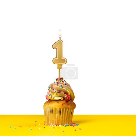 Téléchargez les photos : Cupcake avec bougie d'anniversaire - Bougie numéro 1 - en image libre de droit
