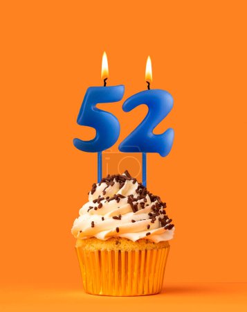 Foto de Vela de cumpleaños azul y magdalena - Número 52 - Imagen libre de derechos