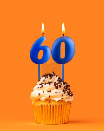 Foto de Vela de cumpleaños azul y magdalena - Número 60 - Imagen libre de derechos