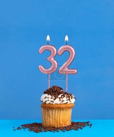 Kerze Nummer 32 - Geburtstagskarte mit Cupcake auf blauem Hintergrund