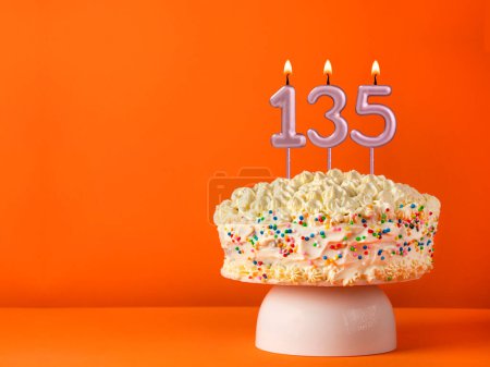 Geburtstagskarte mit Kerze Nummer 135 - Vanillekuchen auf orangefarbenem Hintergrund