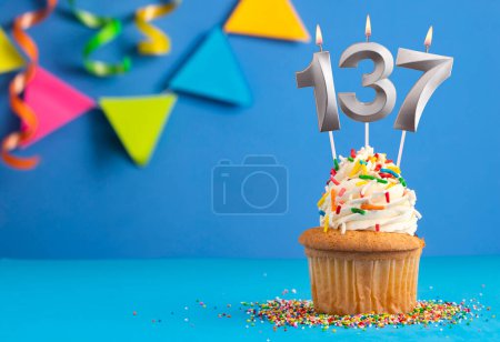 Foto de Vela número 137 - Cumpleaños de magdalena en fondo azul - Imagen libre de derechos