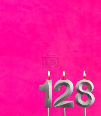 Téléchargez les photos : Bougie 128 avec flamme - Carte d'anniversaire en fond fuchsia - en image libre de droit