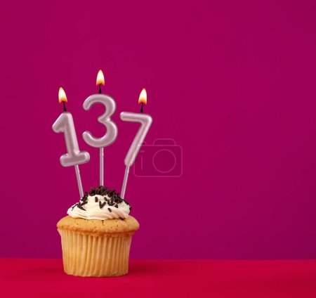 cupcake d'anniversaire avec bougie numéro 137 - Rhodamine Rouge fond mousseux