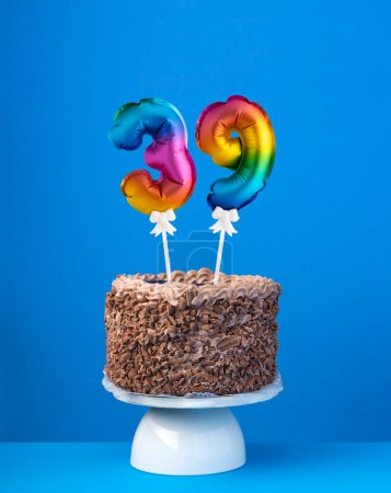 Luftballon Nummer 39 - Geburtstagstorte auf blauem Hintergrund